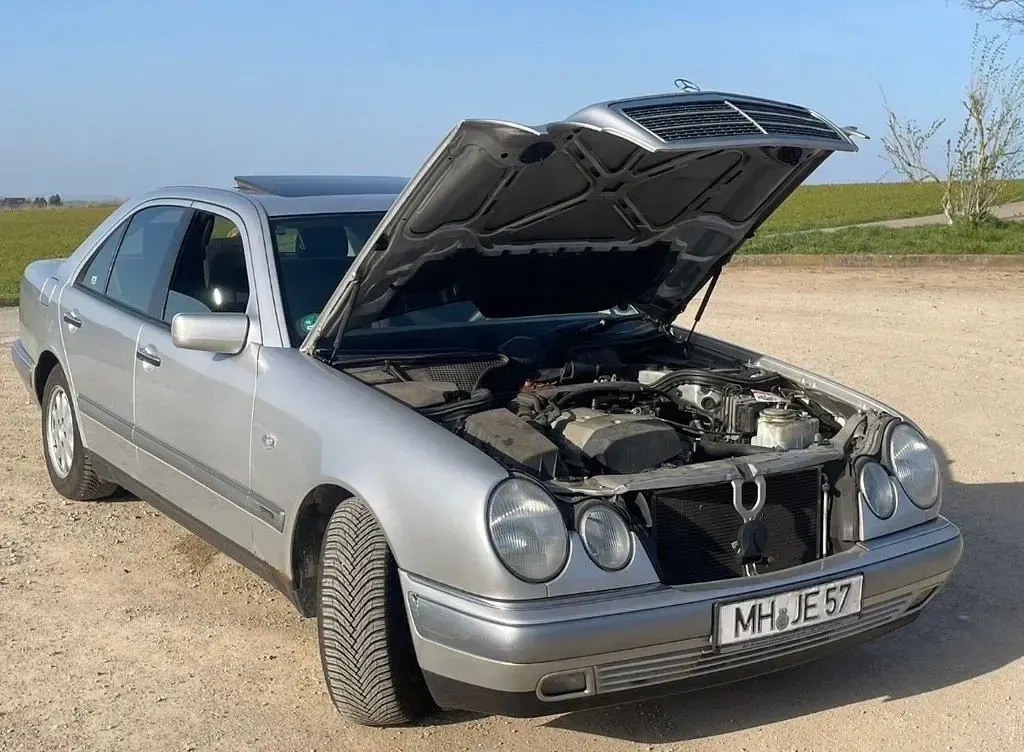 Gebraucht Mercedes E200 Elegance 136 PS (100 kW) 1999 Silber Limousine
