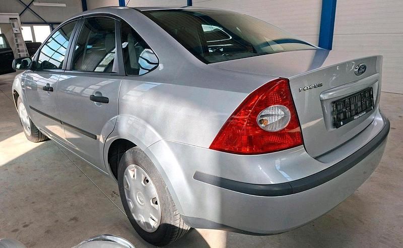 Gebraucht Ford Focus 102 PS (75 kW) 2005 Silber Limousine