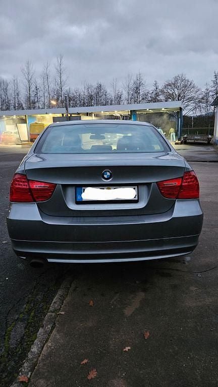 Gebraucht BMW 318 143 PS (105 kW) 2010 Grau Limousine