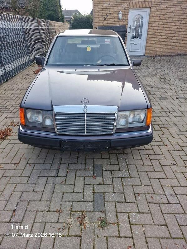 Gebraucht Mercedes 200 75 PS (55 kW) 1992 Violet Limousine