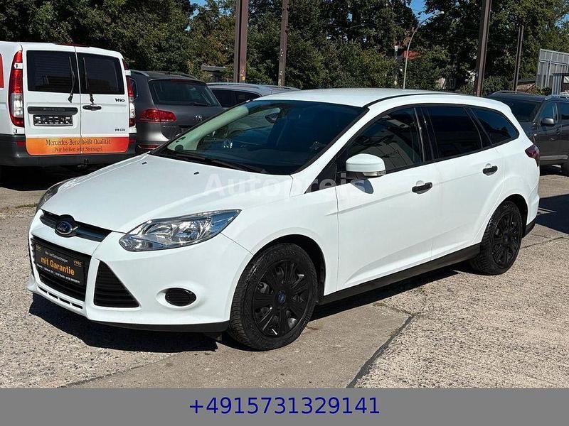Weiß Gebraucht 2013 Ford Focus Ambiente Limousine | 3.499 € (Superpreis) - Bild 1/4