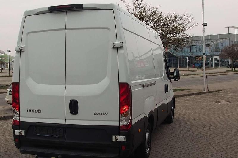 Gebraucht Iveco Daily 155 PS (114 kW) 2022 Weiß Limousine
