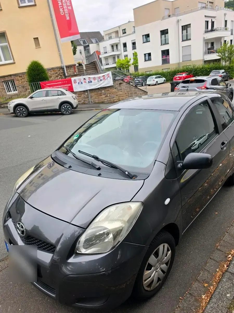 Gebraucht Toyota Yaris 69 PS (50 kW) 2009 Grau Kleinwagen