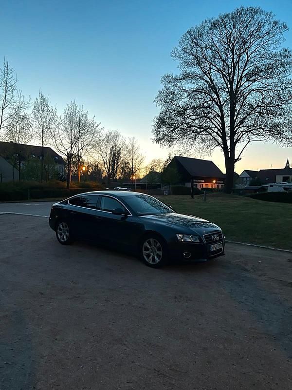 Grau Gebraucht 2011 Audi A5 Sportback Kleinwagen | 9.000 € - Bild 1/4