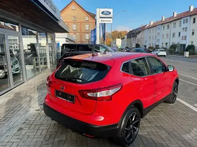 Gebraucht Nissan Qashqai Visia 116 PS (85 kW) 2017 Rot SUV