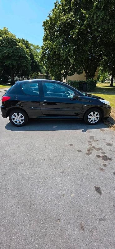 Schwarz Gebraucht 2010 Peugeot 206+ Kleinwagen | 3.100 € - Bild 1/4