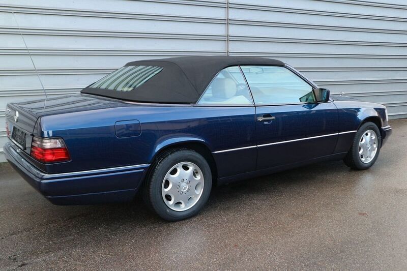 Gebraucht Mercedes E220 150 PS (110 kW) 1995 Azuritblau Cabrio
