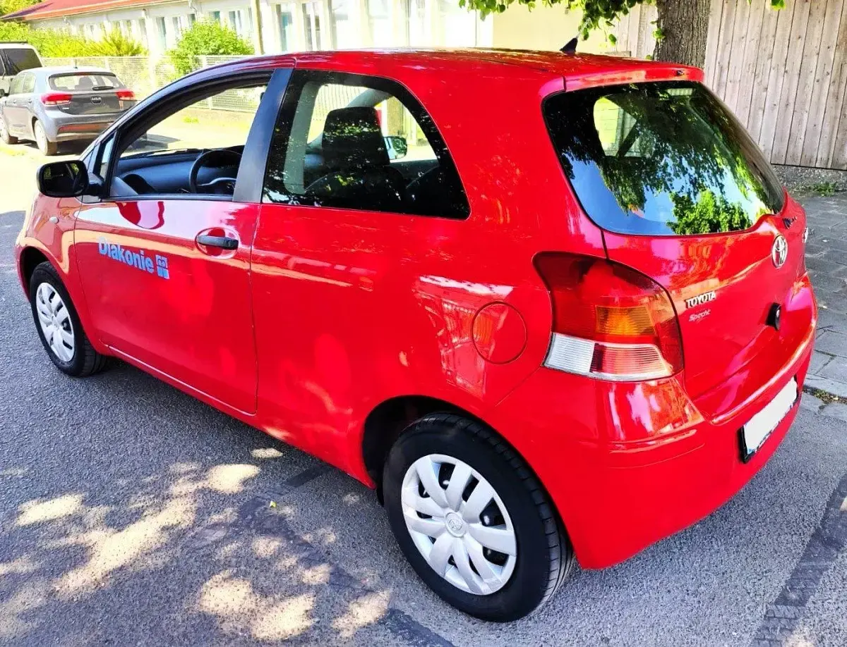 Gebraucht Toyota Yaris Basis 69 PS (50 kW) 2009 Rot Kleinwagen