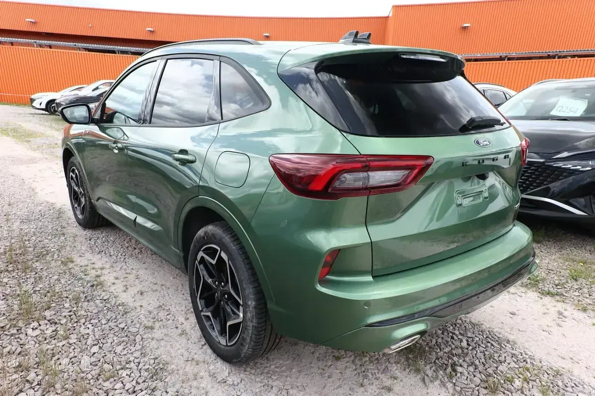 Neu Ford Kuga ST-Line 182 PS (133 kW) 2026 Bursting green metallic SUV