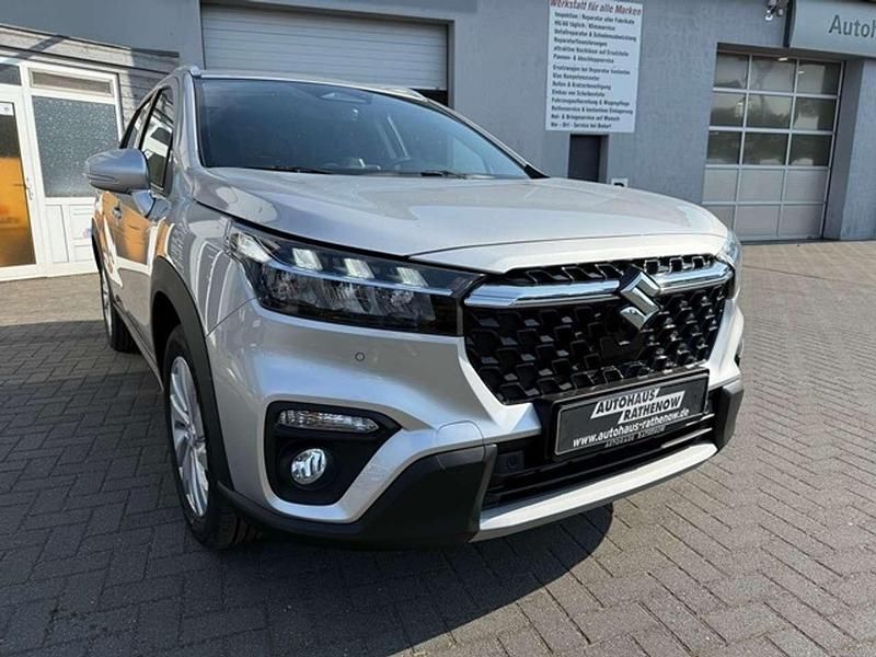 Silky silver metallic Neu 2025 Suzuki SX4 S-Cross Comfort SUV | 28.090 € (Etwas zu teuer) - Bild 1/4