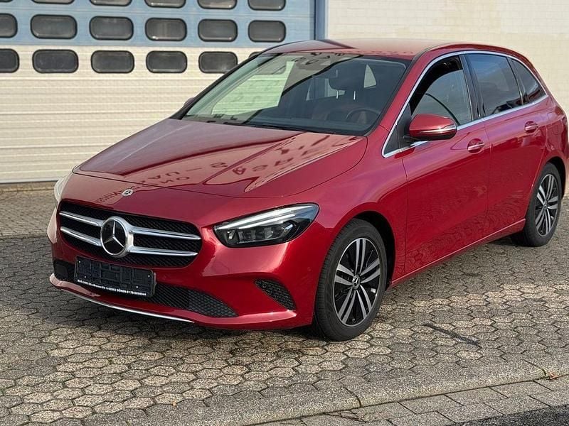 Rot Gebraucht 2020 Mercedes B200 Van / Kleinbus | 15.999 € (Guter Preis) - Bild 1/4