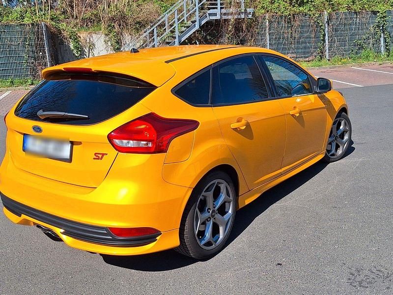 Gebraucht Ford Focus ST 250 PS (183 kW) 2017 Gelb Limousine