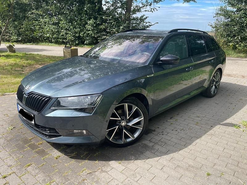 Grau Gebraucht 2018 Skoda Superb Kombi | 17.990 € - Bild 1/4