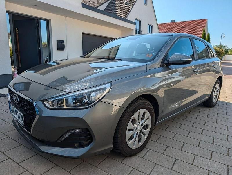 Grau Gebraucht 2018 Hyundai i30 Trend Limousine | 12.999 € (Fairer Preis) - Bild 1/4