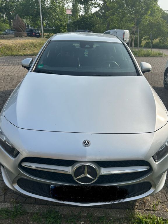 Silber Gebraucht 2019 Mercedes A180 Limousine | 19.000 € (Teuer) - Bild 1/4