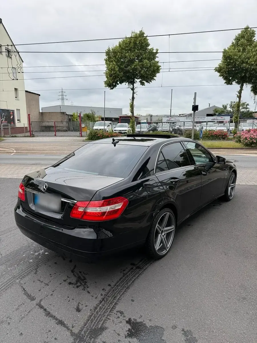 Gebraucht Mercedes E220 170 PS (125 kW) 2011 Schwarz Limousine