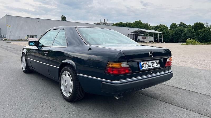 Gebraucht Mercedes E300 179 PS (131 kW) 1990 Blau Coupé