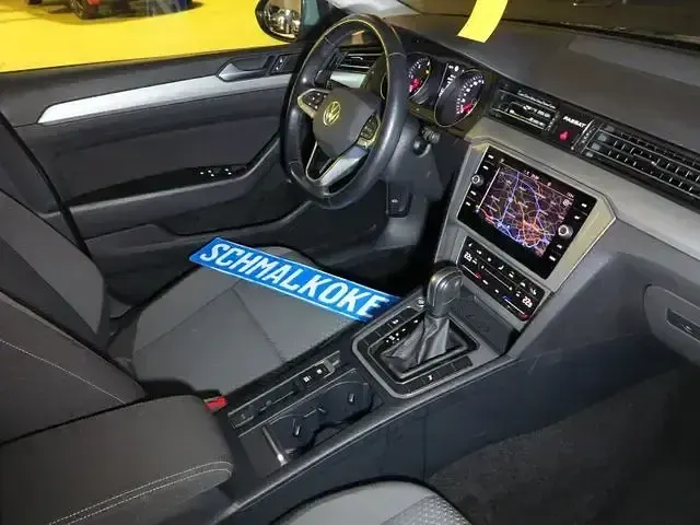 Gebraucht VW Passat 150 PS (110 kW) 2022 Mondsteingrau Kombi