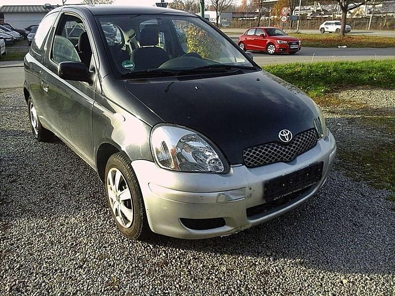 Black mica / ink Gebraucht 2004 Toyota Yaris Limousine | 599 € (Superpreis) - Bild 1/4