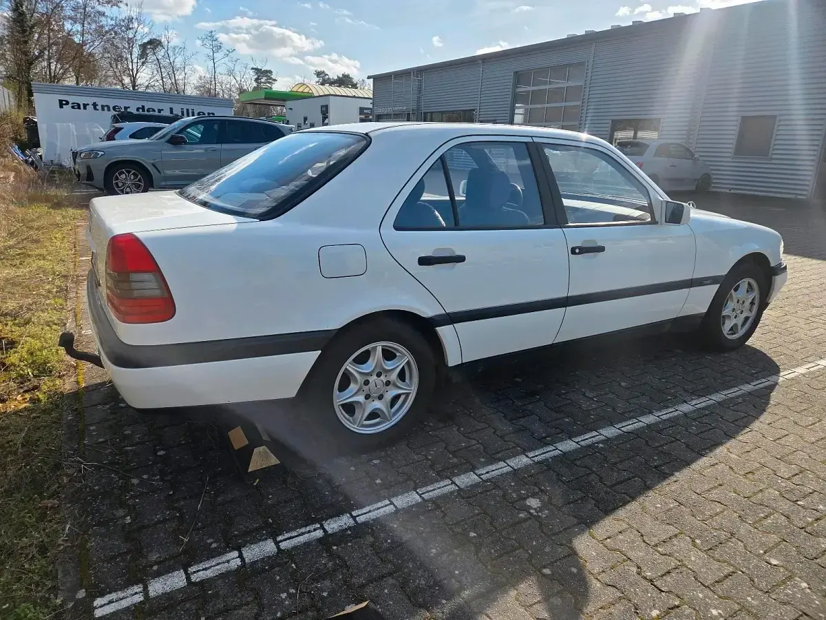 Gebraucht Mercedes C180 122 PS (89 kW) 1996 Weiß Limousine