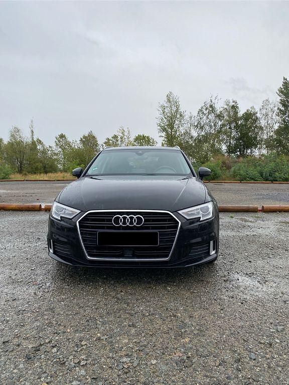 Schwarz Gebraucht 2019 Audi A3 Ambiente Limousine | 16.300 € (Guter Preis) - Bild 1/4