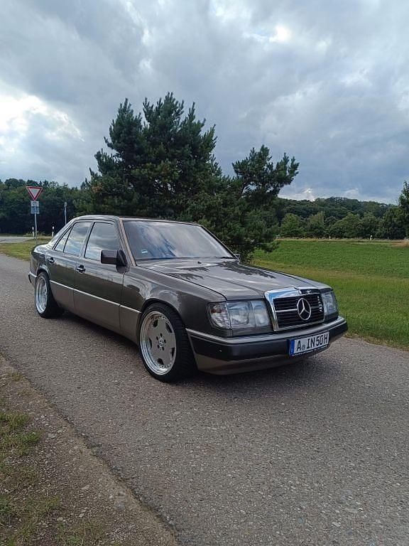 Grau Gebraucht 1990 Mercedes E300 Limousine | 13.000 € - Bild 1/4
