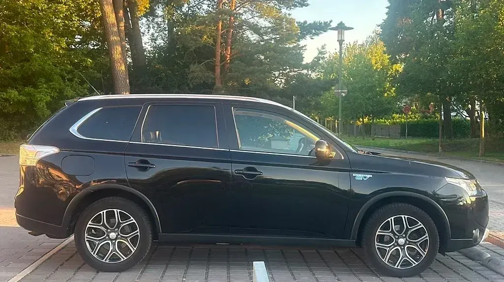 Gebraucht Mitsubishi Outlander P-HEV Top 203 PS (149 kW) 2016 Schwarz SUV
