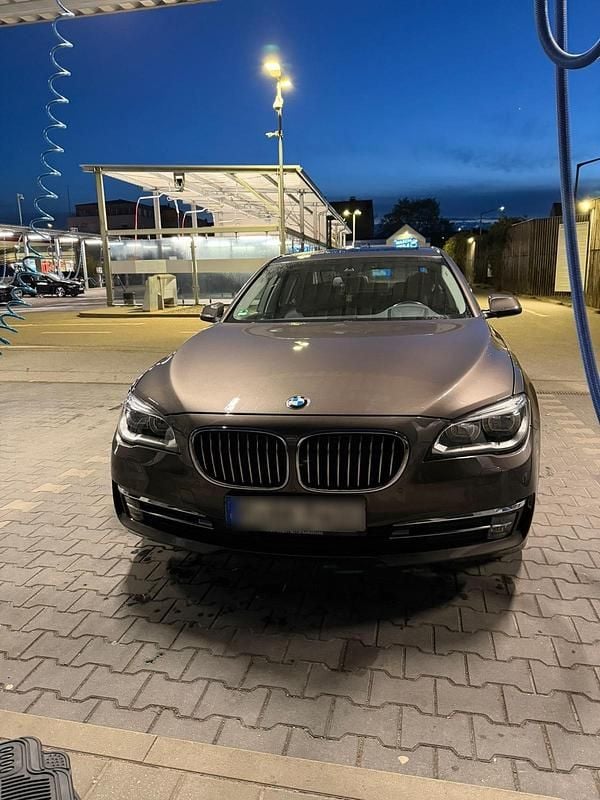 Second-hand BMW 740 303 CP (222 kW) 2014 Maro Berlinǎ