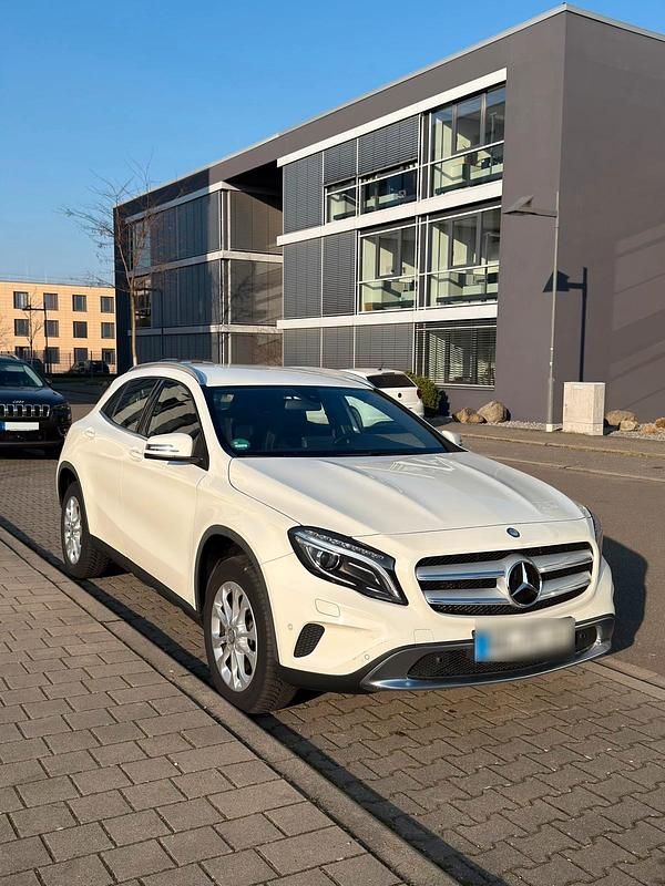 Gebraucht Mercedes GLA180 122 PS (89 kW) 2016 Weiß SUV