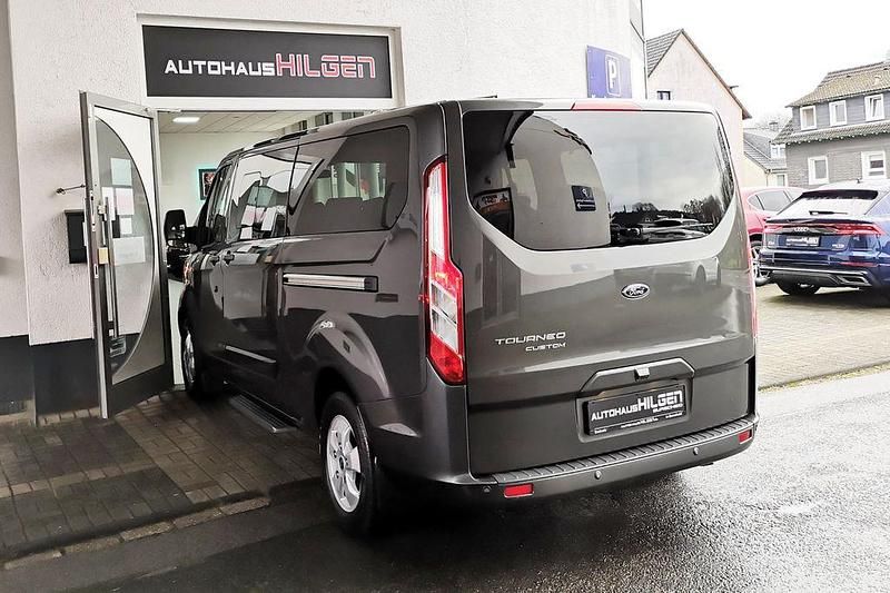 Gebraucht Ford Tourneo Titanium 170 PS (125 kW) 2017 Magneticgrau (metallic) Van / Kleinbus