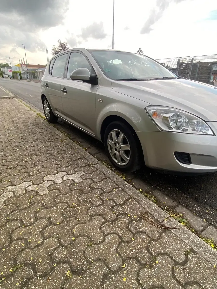Używany Kia Ceed 104 KM (76 kW) 2007 Srebrny Hatchback