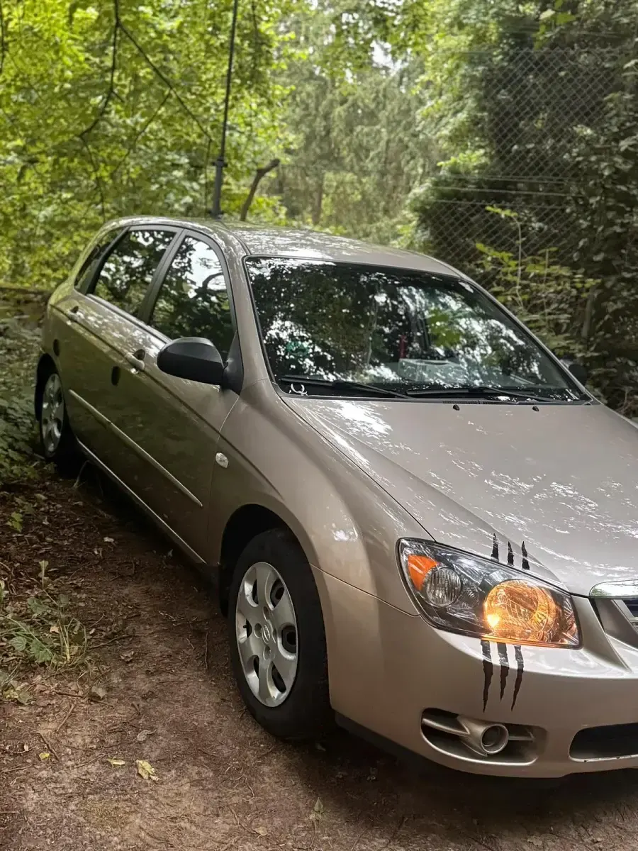 Używany Kia Cerato 98 KM (72 kW) 2005 Złoty Sedan/Limuzyna