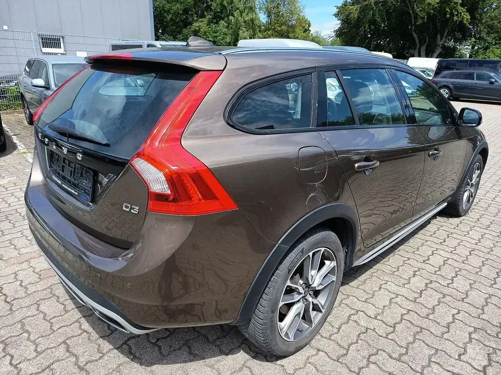Gebraucht Volvo V60 CC Momentum 150 PS (110 kW) 2017 Braun Kombi