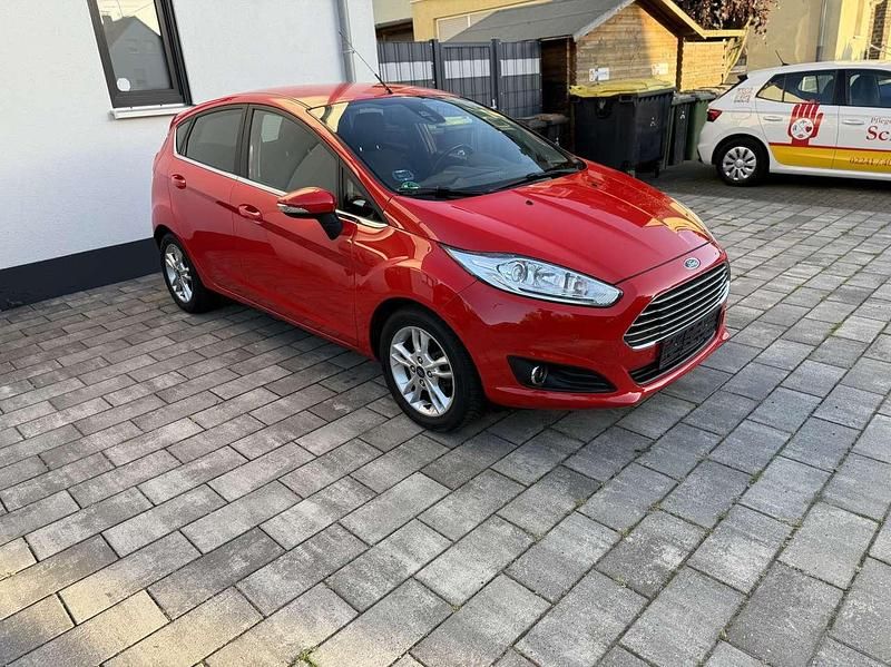 Gebraucht Ford Fiesta Titanium 101 PS (74 kW) 2016 Rot Limousine