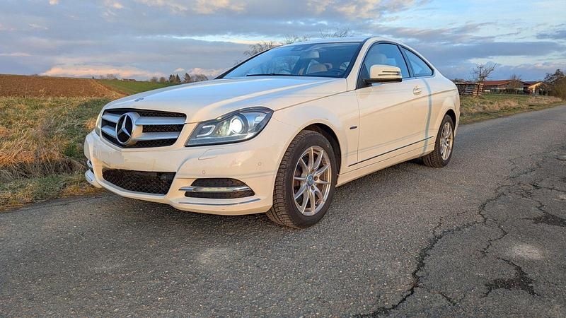 Weiß Gebraucht 2011 Mercedes C220 Coupé | 8.450 € (Fairer Preis) - Bild 1/4