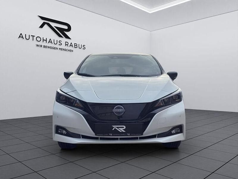 Gebraucht Nissan Leaf Tekna 160 kW (218 PS) 2024 Pearl white pearleffekt/dach black met (metallic) Kleinwagen
