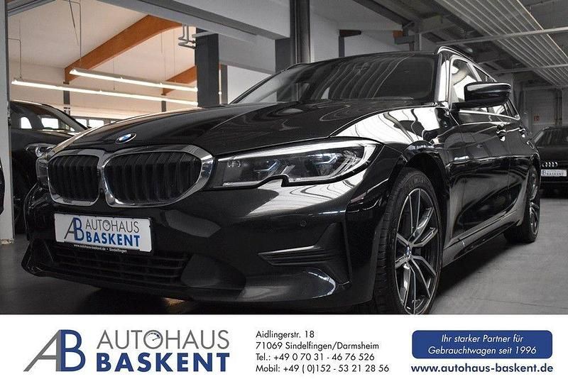 Black sapphire metallic Gebraucht 2021 BMW 330 Advantage Kombi | 29.790 € (Teuer) - Bild 1/4