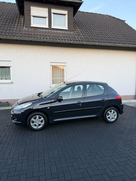 Gebraucht Peugeot 206+ 60 PS (44 kW) 2010 Grau Kleinwagen