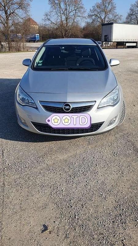 Gebraucht Opel Astra Edition 140 PS (102 kW) 2012 Silber Kombi
