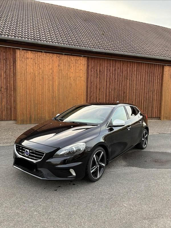 Gebraucht Volvo V40 122 PS (89 kW) 2015 Schwarz Kombi