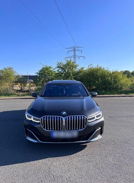 Grau Gebraucht 2020 BMW 750 Shadowline Limousine | 43.000 € - Bild 1/4