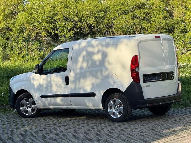 Second-hand Opel Combo 105 CP (77 kW) 2017 Alb Monovolum
