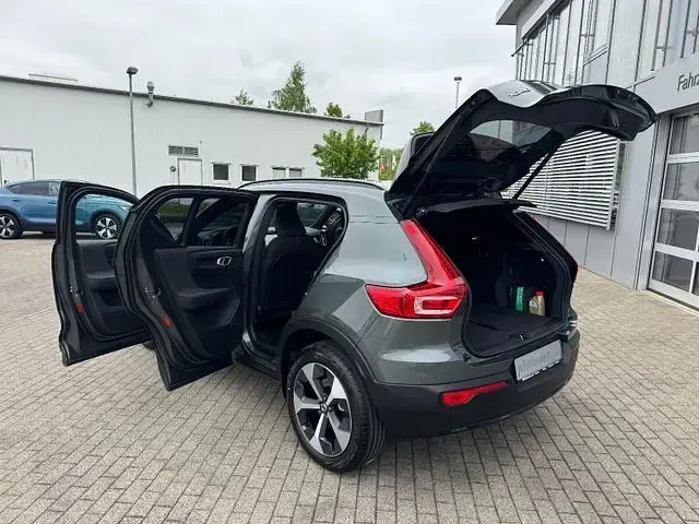 Neu Volvo XC40 Plus 197 PS (144 kW) 2026 Grün SUV
