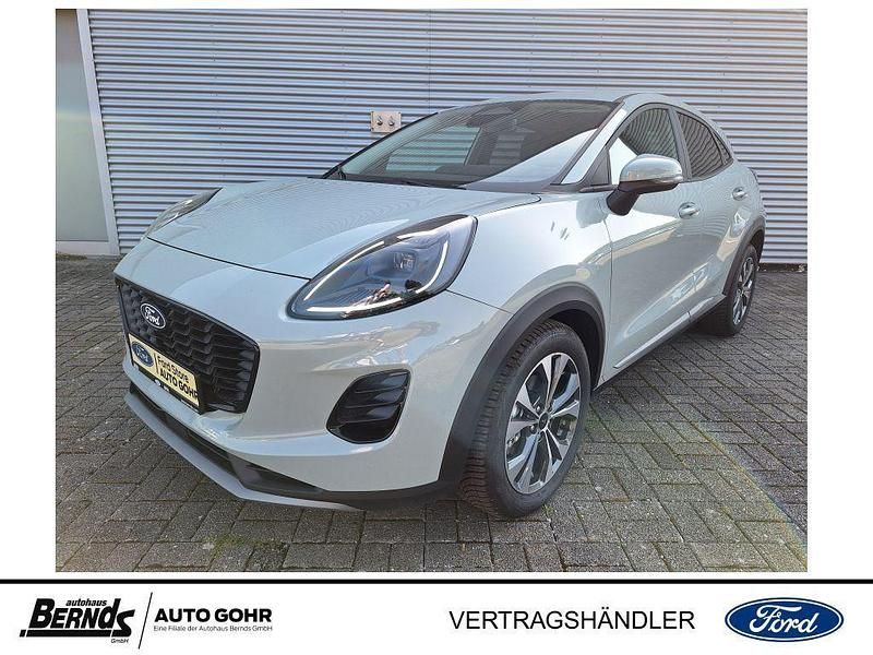 Cactus grey Neu 2025 Ford Puma Gen-E Titanium SUV | 28.290 € - Bild 1/4