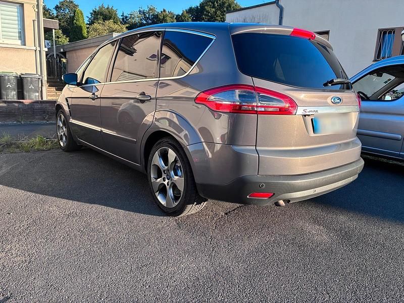 Braun Gebraucht 2012 Ford S-MAX S Van / Kleinbus | 6.999 € (Fairer Preis) - Bild 1/4