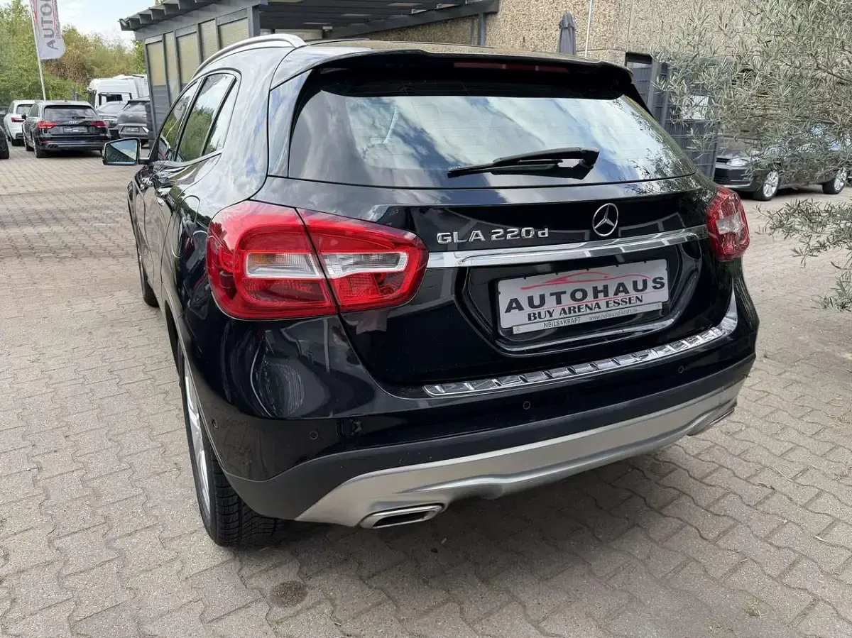 Gebraucht Mercedes GLA220 Urban 177 PS (130 kW) 2015 Kosmosschwarz  metalliclack SUV