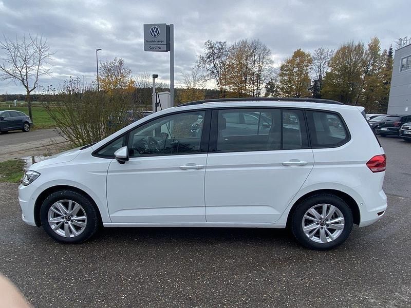 Gebraucht VW Touran Comfortline 150 PS (110 kW) 2022 Weiß Van / Kleinbus