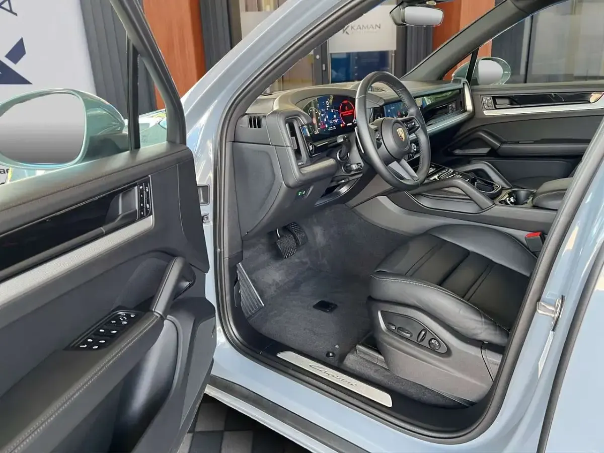 Gebraucht Porsche Cayenne Sport 470 PS (345 kW) 2024 Grau SUV