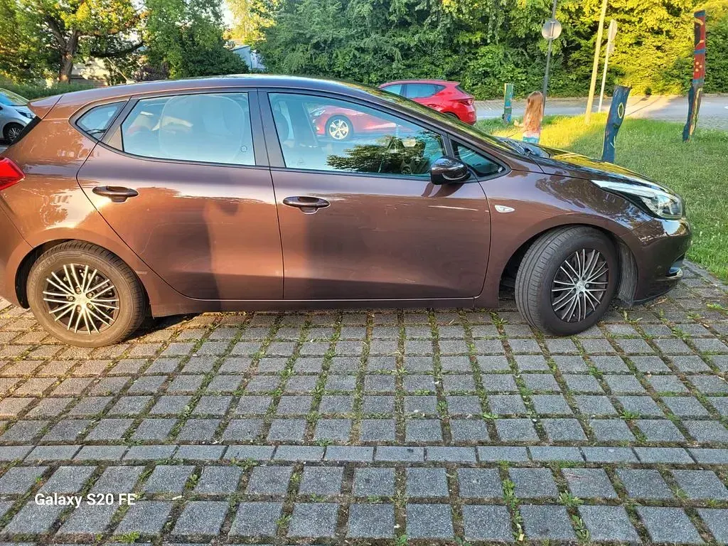 Gebraucht Kia Ceed Attract 99 PS (72 kW) 2012 Braun Kleinwagen