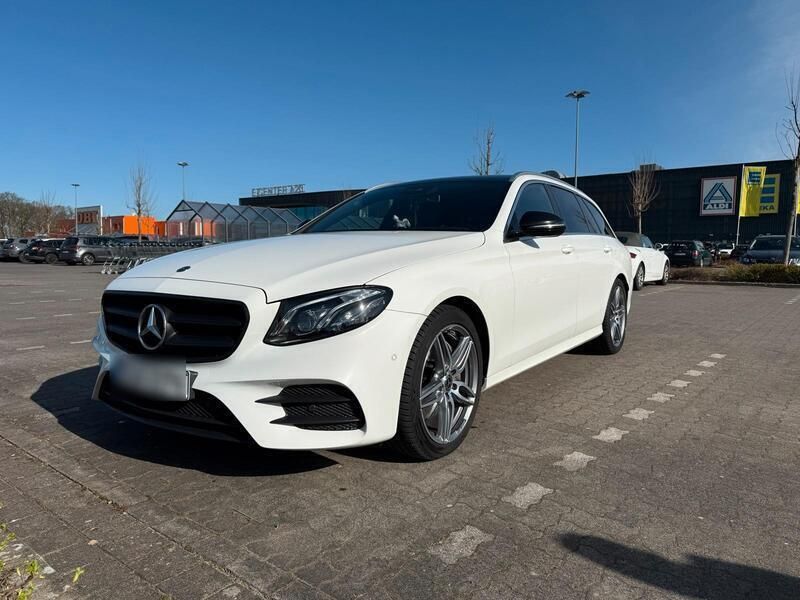 Weiß Gebraucht 2018 Mercedes E250 AMG line Kombi | 30.000 € (Teuer) - Bild 1/4